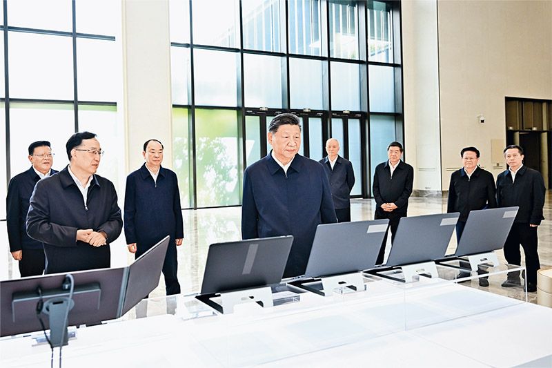 2025年11月7日至8日,中共中央总书记、国家主席、中央军委主席习近平在广东考察。这是8日上午,习近平在广州察看广东科技创新和产业创新融合发展成果展示。